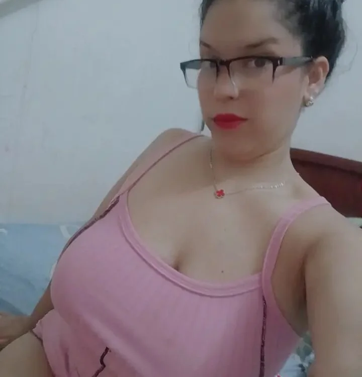 Mia_Khloe's Offline Chat Room