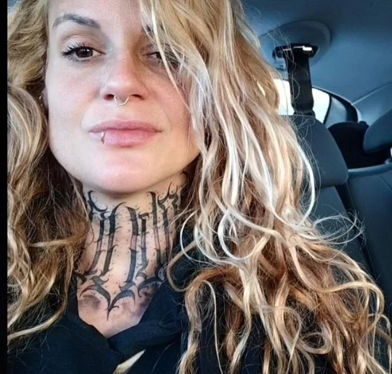 Lablondetattoos' Offline Chat Room