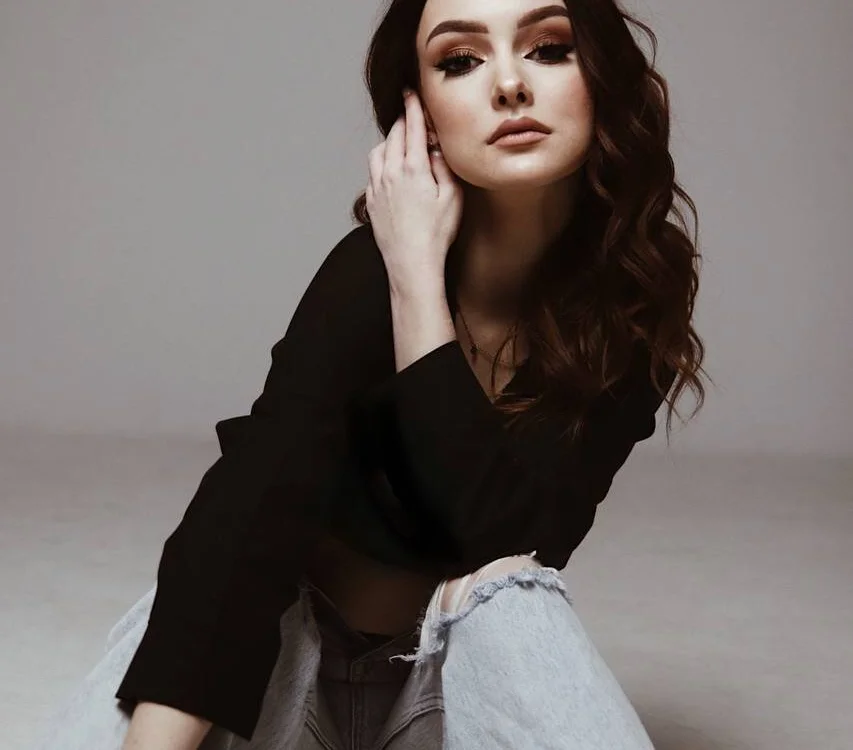 Aless_sandraa's Offline Chat Room