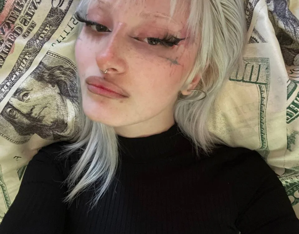 Violet_Lorein's Offline Chat Room