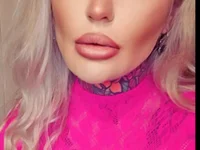 XXX chat uživo modela Inkedplaydoll