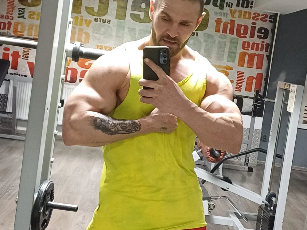 JustinMuscled1's Offline Chat Room