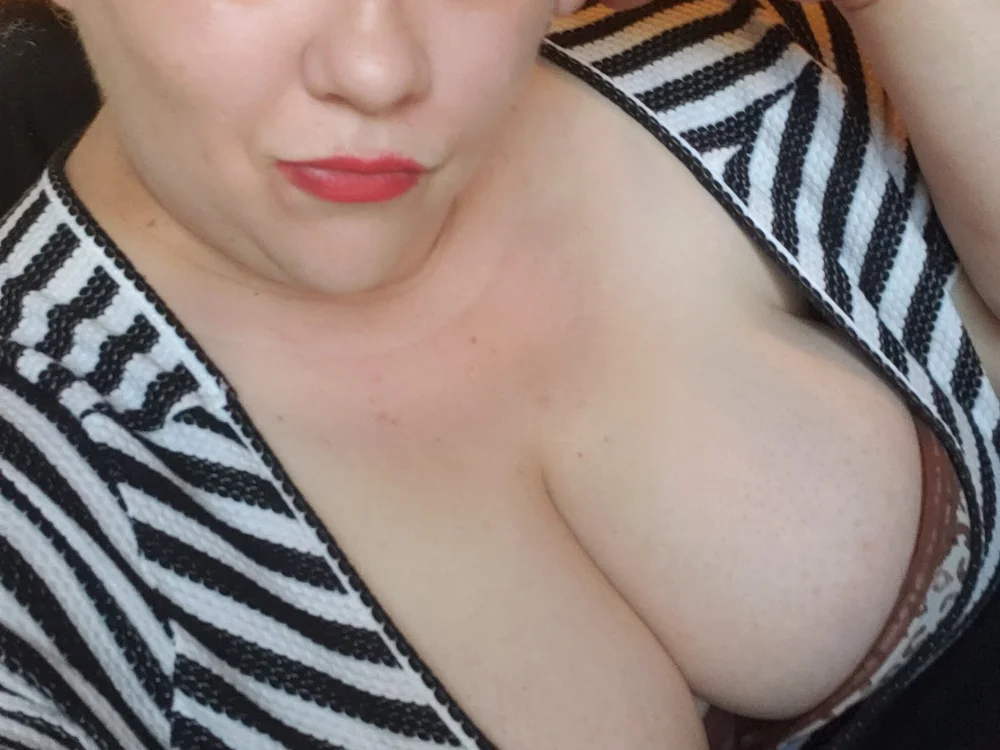 BigTittyBella's Offline Chat Room