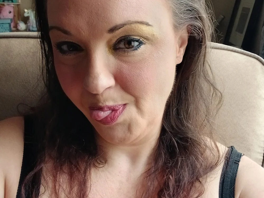 ladyC06's Offline Chat Room