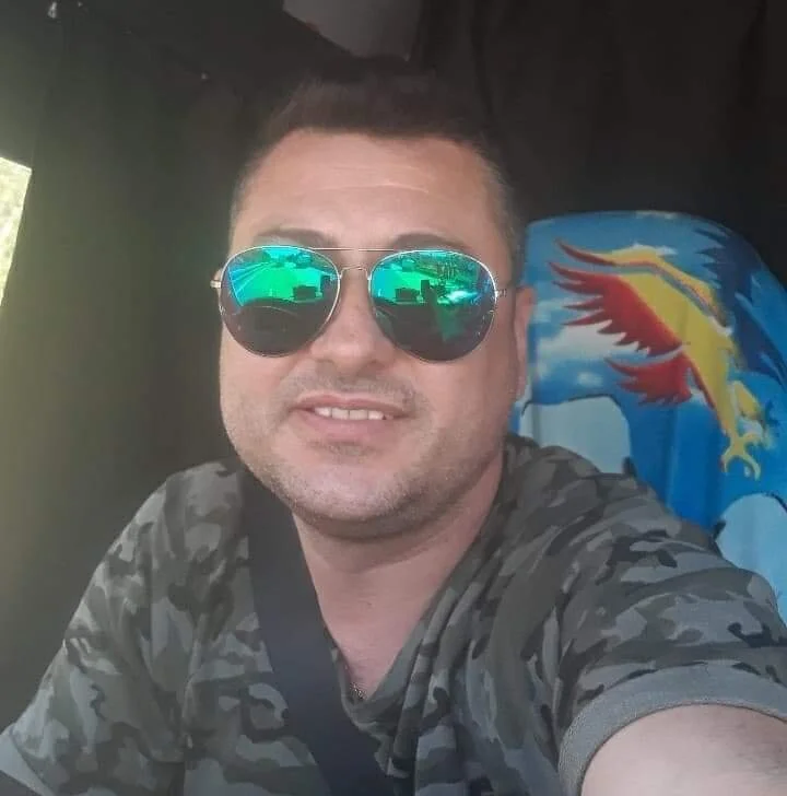 RobertAndrei69's Offline Chat Room