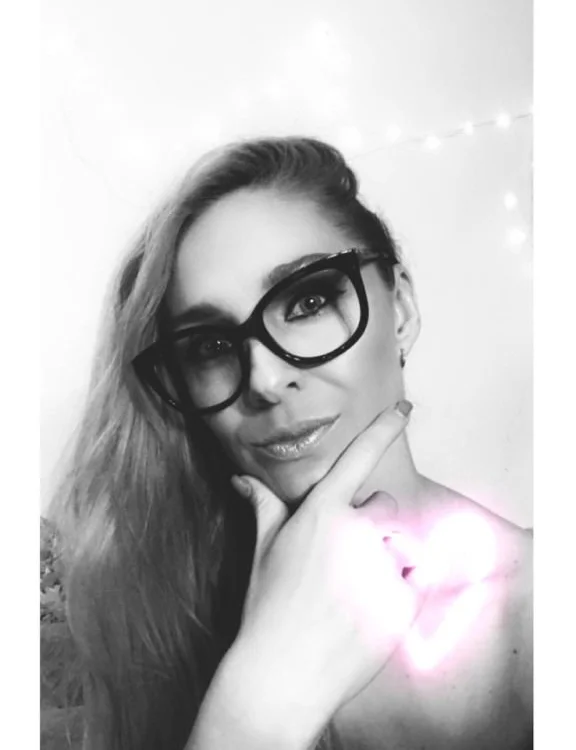 mellisuga Adlı Modelin Çevrimdışı XXX Sohbeti