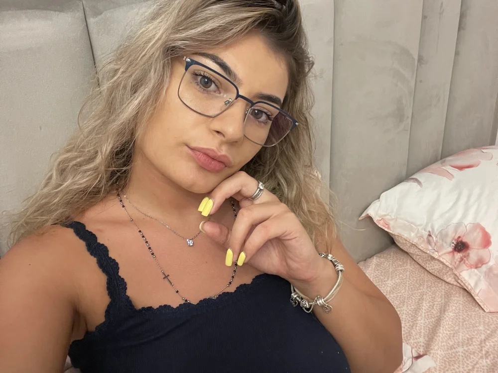 AdorableAlba's Offline Chat Room
