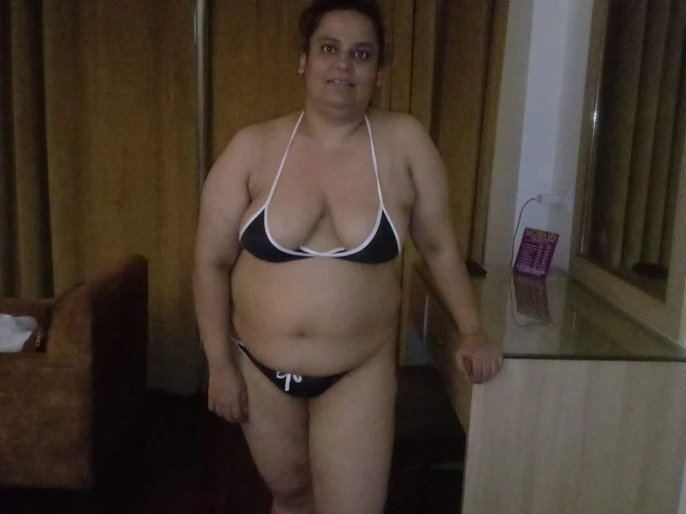 Pyaasi_bhabi321's Offline XXX Chat