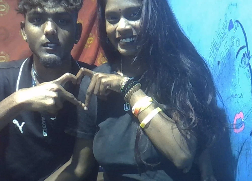 Indiansmiley01 অফলাইন XXX চ্যাট