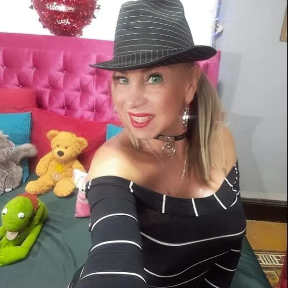 Offline XXX chat ArianaGoldd