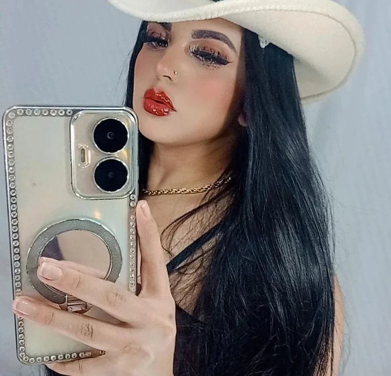 EmmilyConnor Offline XXX-Chat