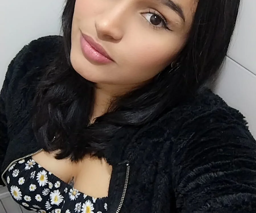 cherry_blisss_ Adlı Modelin Çevrimdışı XXX Sohbeti