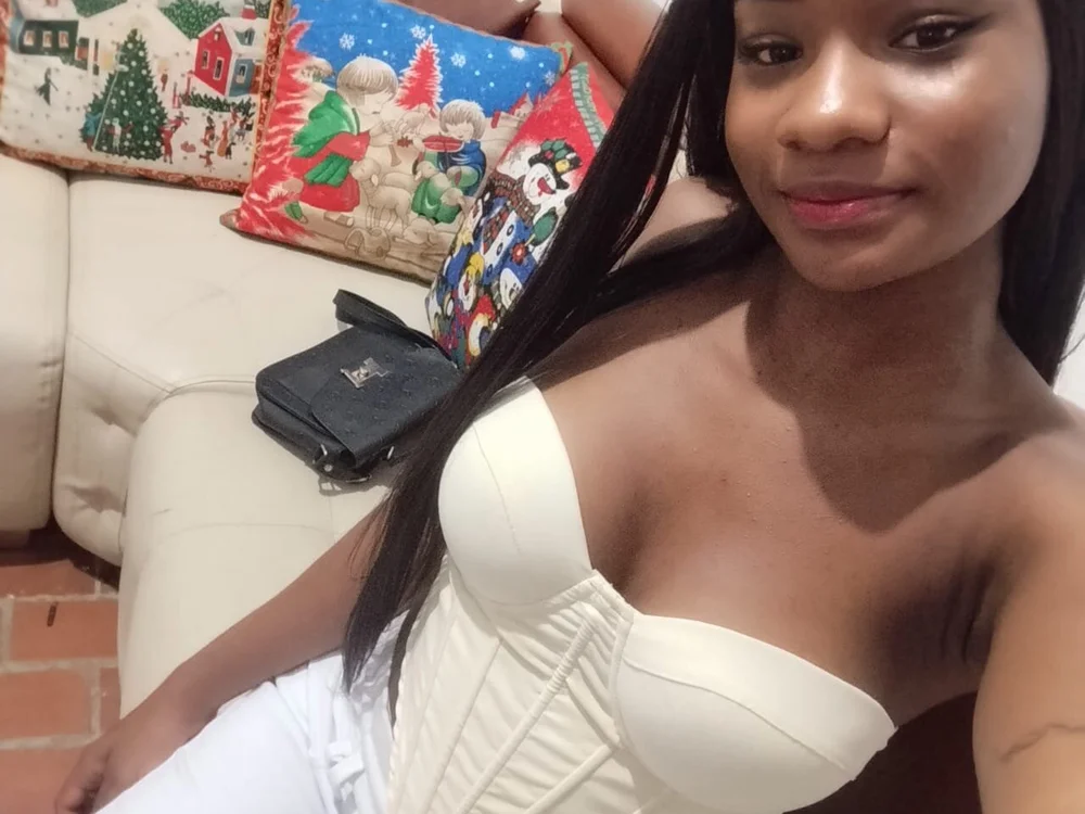 laurakitty_ cam model