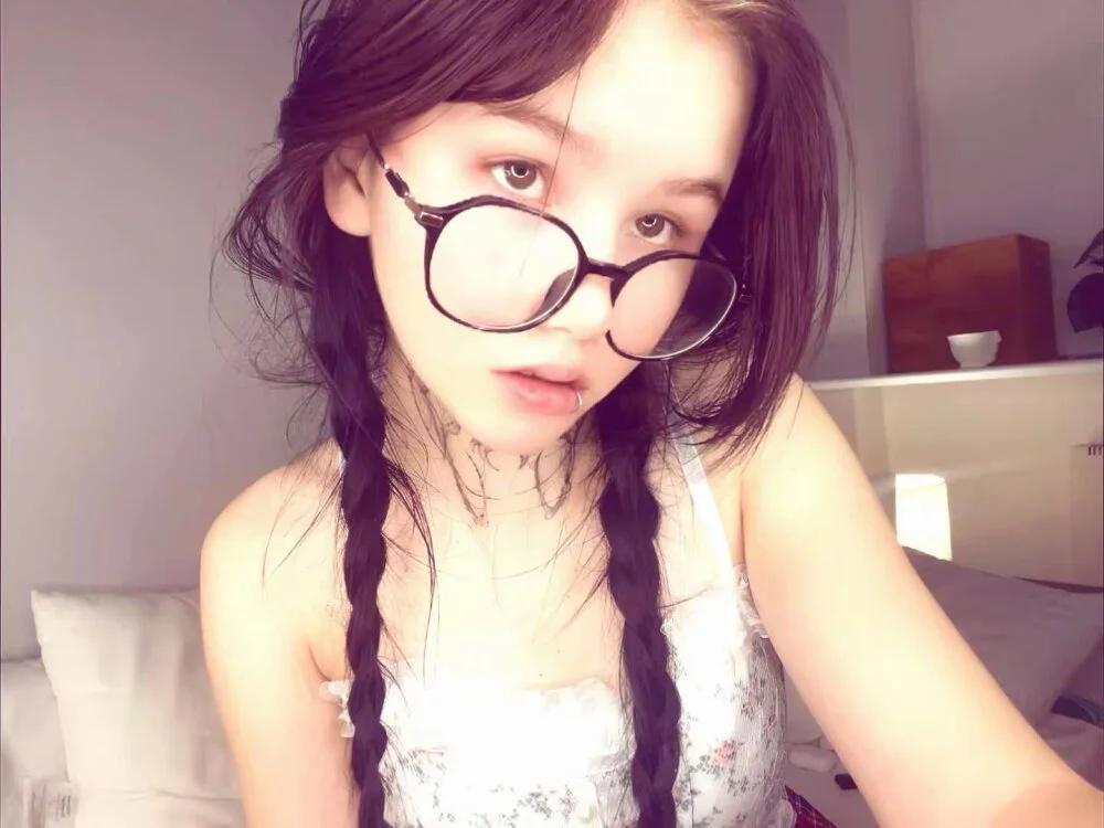 LynLainson Offline XXX-Chat