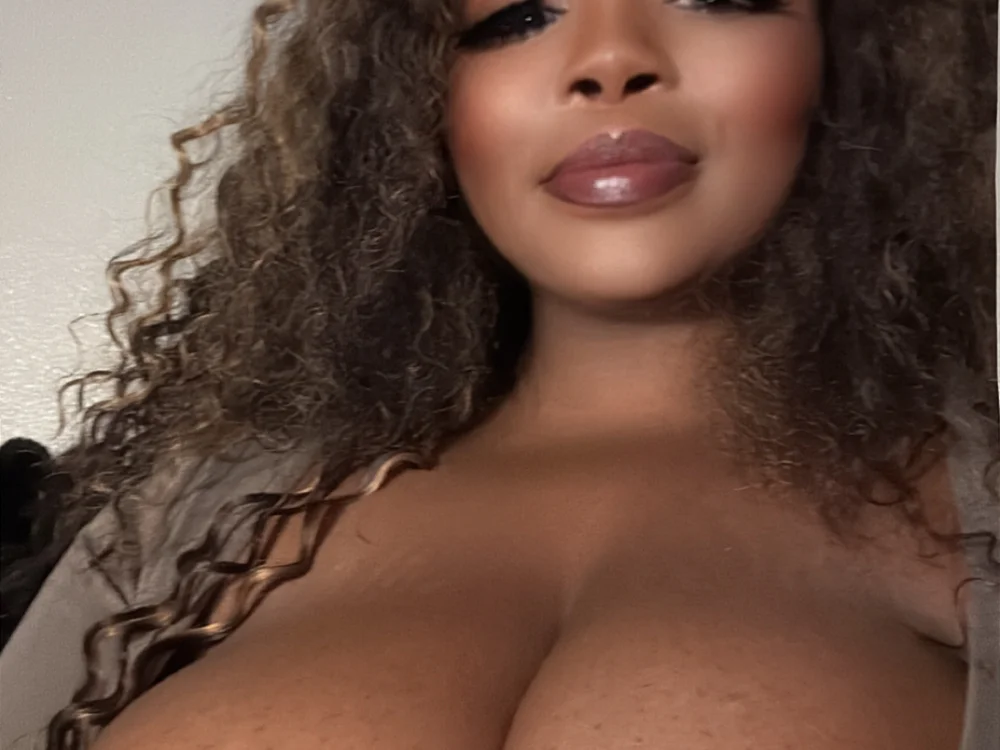 QUEENCURVELLA Adlı Modelin Çevrimdışı XXX Sohbeti