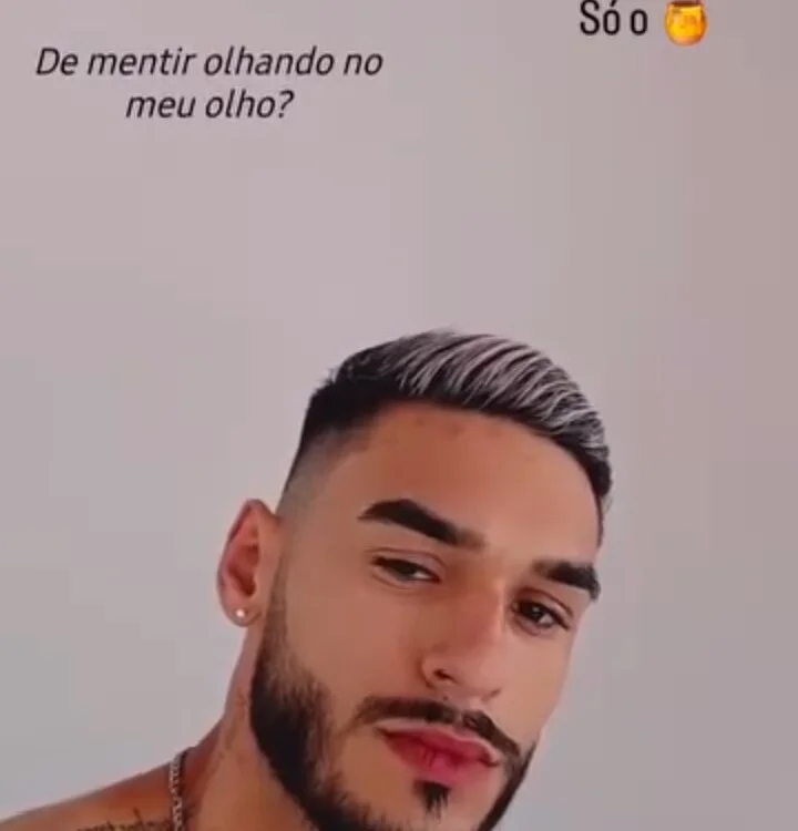 rober079 Adlı Modelin Çevrimdışı XXX Sohbeti