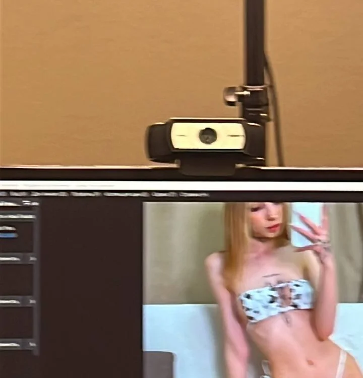 Lola_ice's Offline XXX Chat