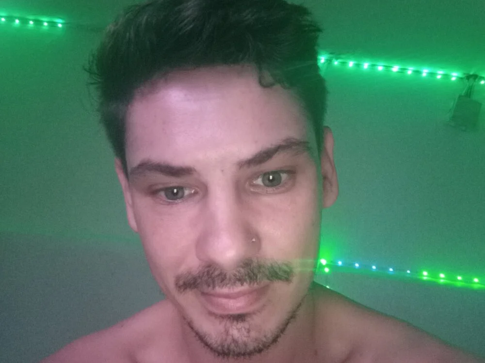 Eugenioo123 Offline XXX Chat