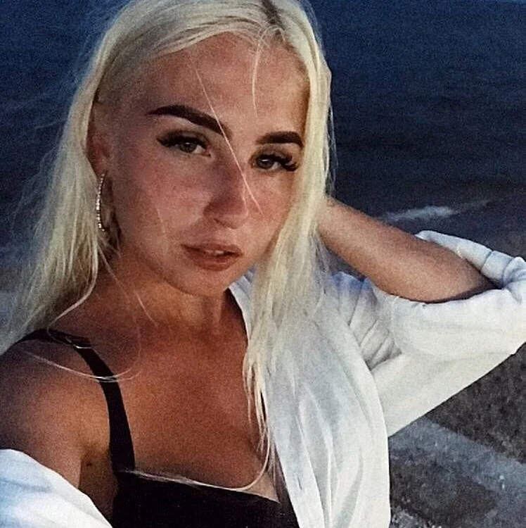 -White_Pearl-'s Offline XXX Chat
