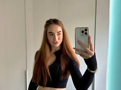 AlicaFoxis - live cam model