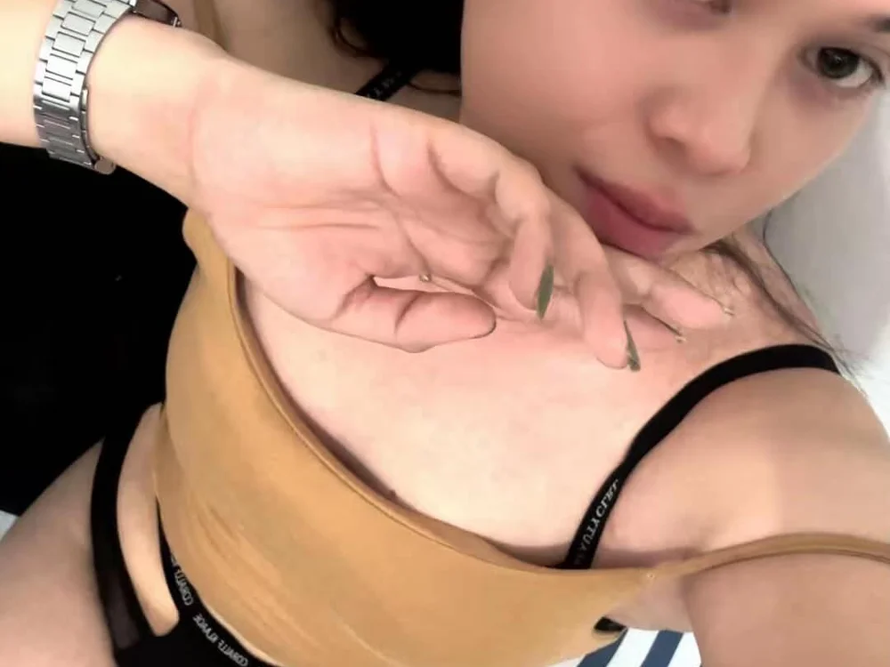 EllaGrande0220's Offline Chat Room