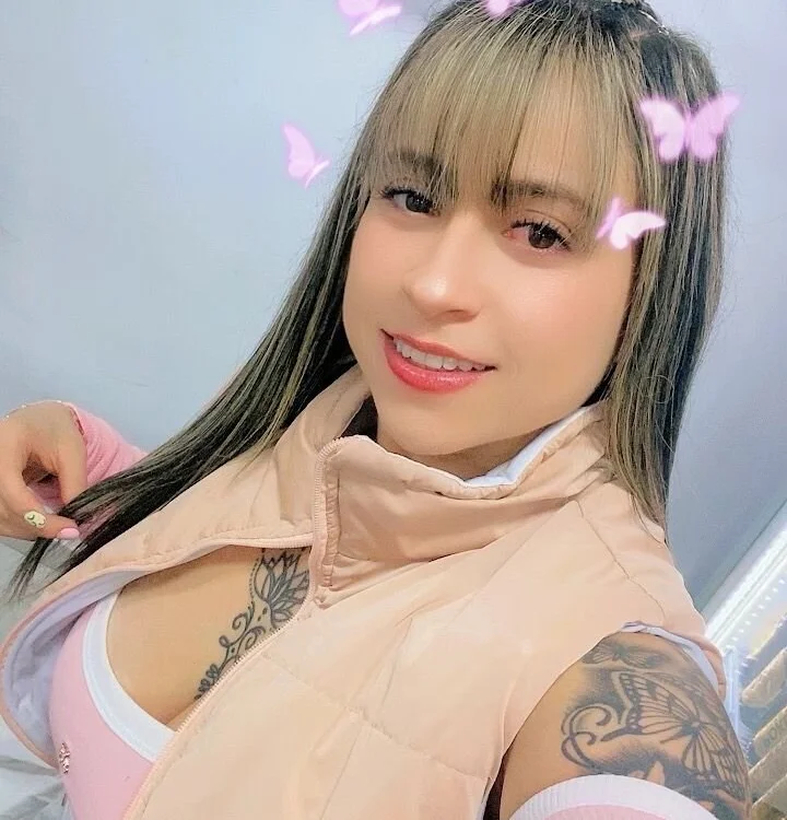 Emilia_Rose's Offline Chat Room