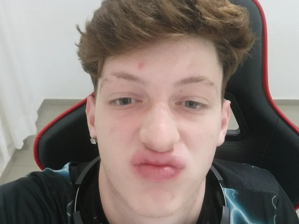 Ruivinho6969's Offline Chat Room