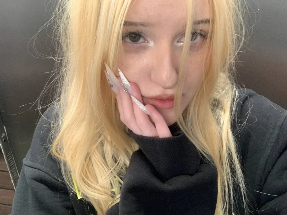 MiaLawrencee's Offline Chat Room