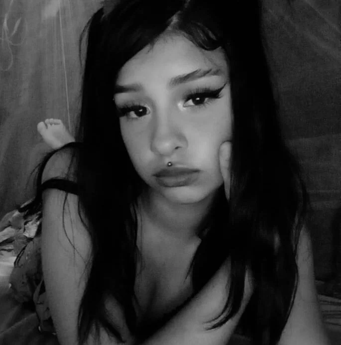 Mia_dulc44's Offline XXX Chat