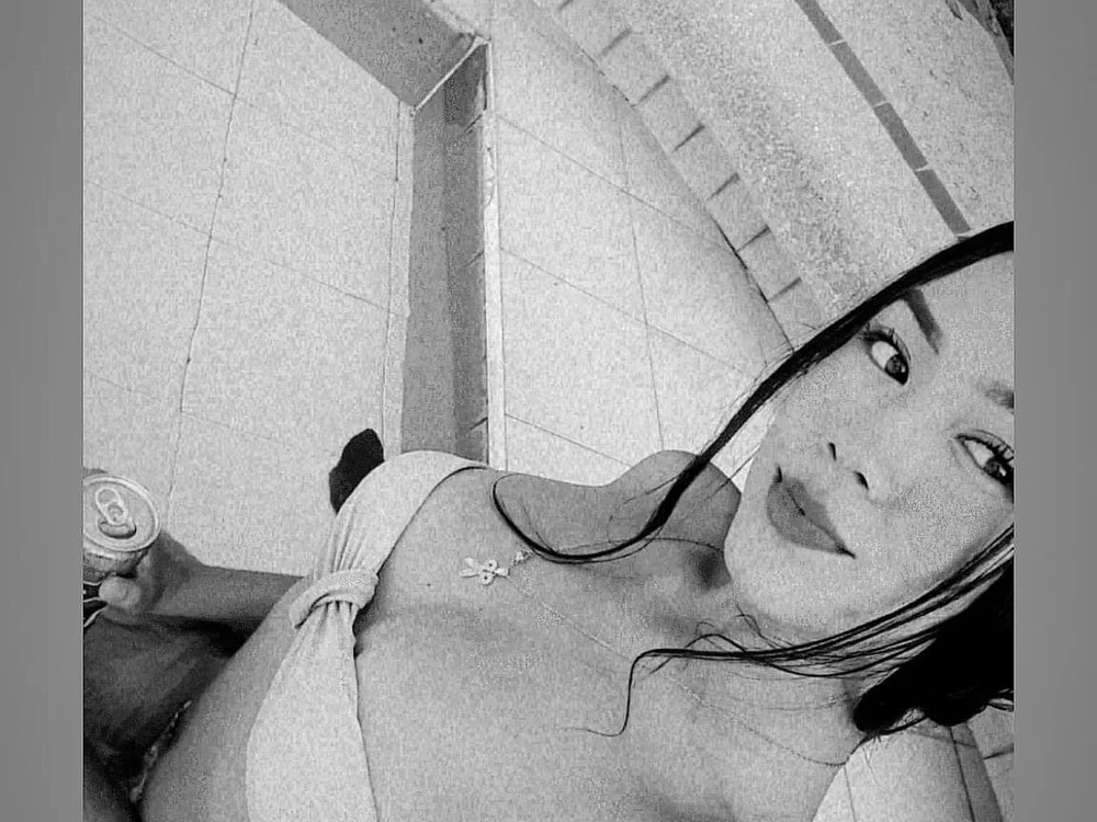 coral_tre Offline XXX-Chat