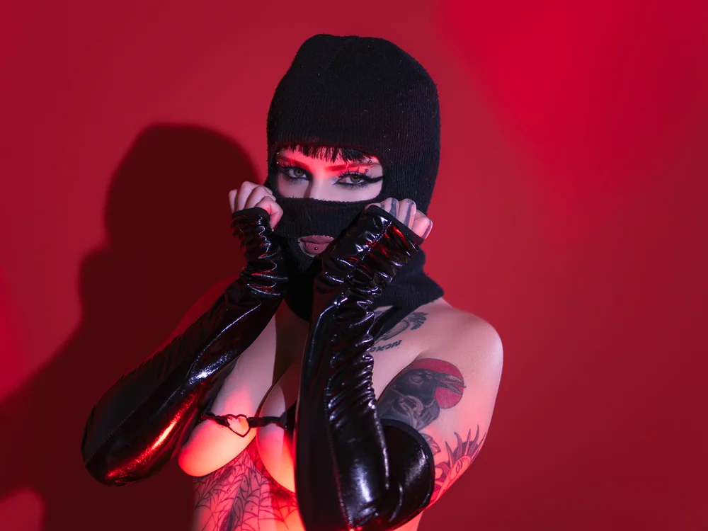 blondie_noirr's Offline XXX Chat
