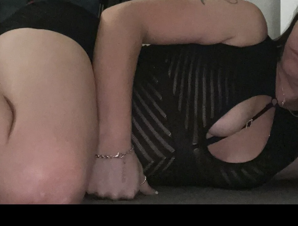 Milf-Phoenix30's Offline Chat Room