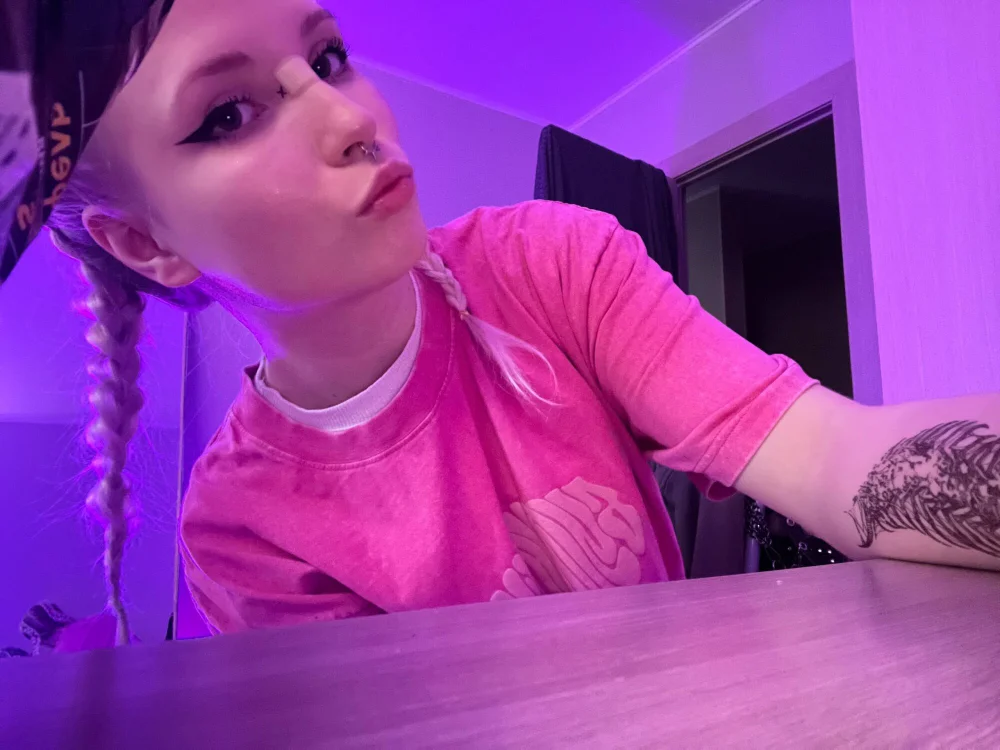 Daniella_Starki's Offline Chat Room