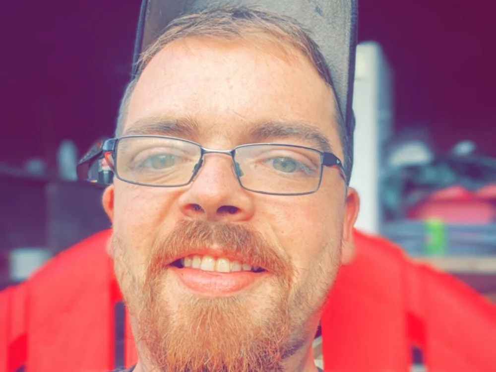 Bluecollarboy14's Offline Chat Room