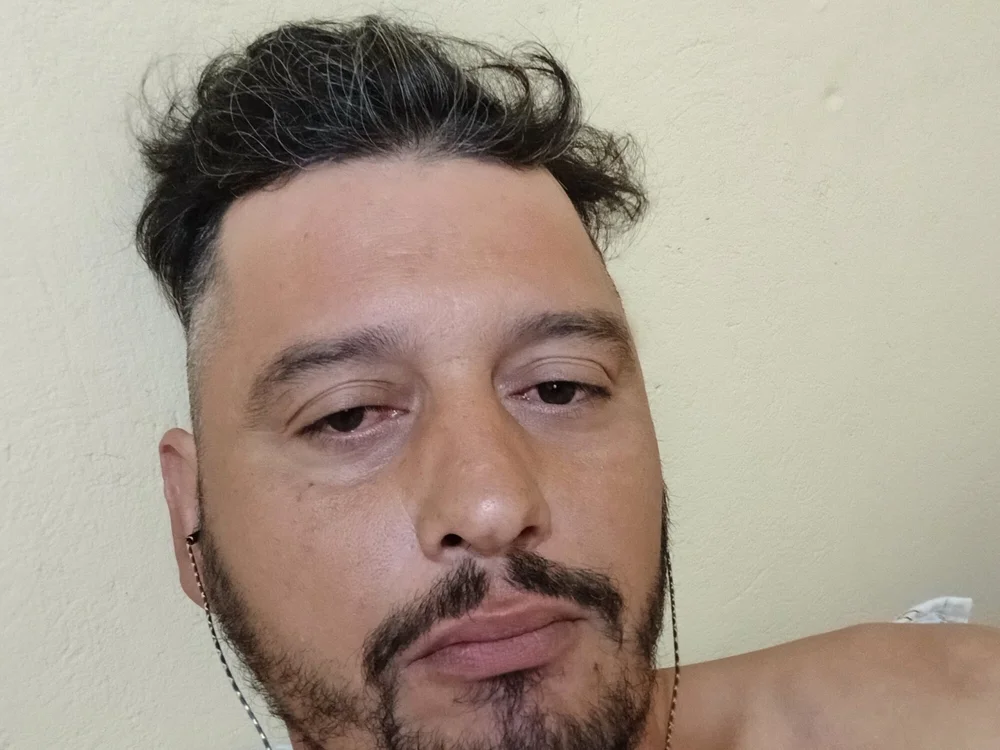 Adripicagrande69's Offline Chat Room