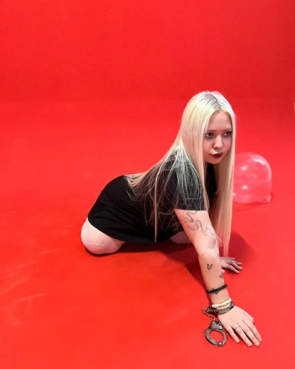 blonde_cattt's Offline Chat Room