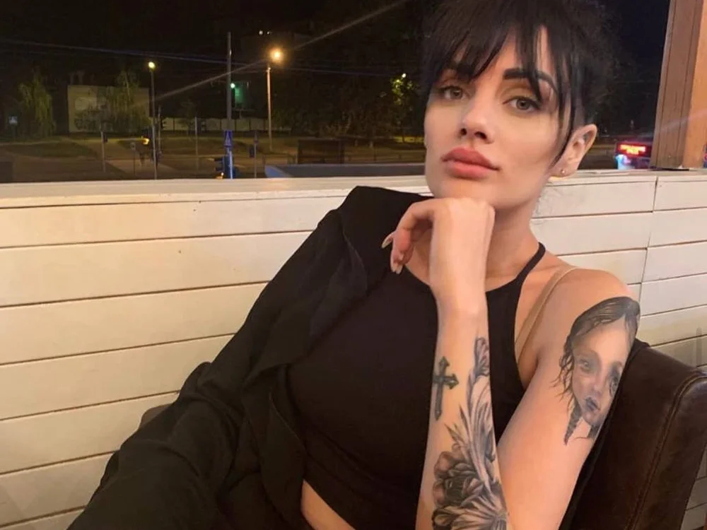 Anna_lovveee's Offline Chat Room