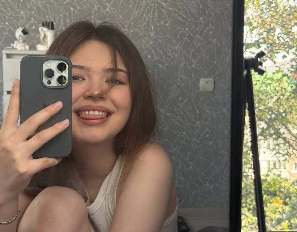 EllyRoades offline chatrum