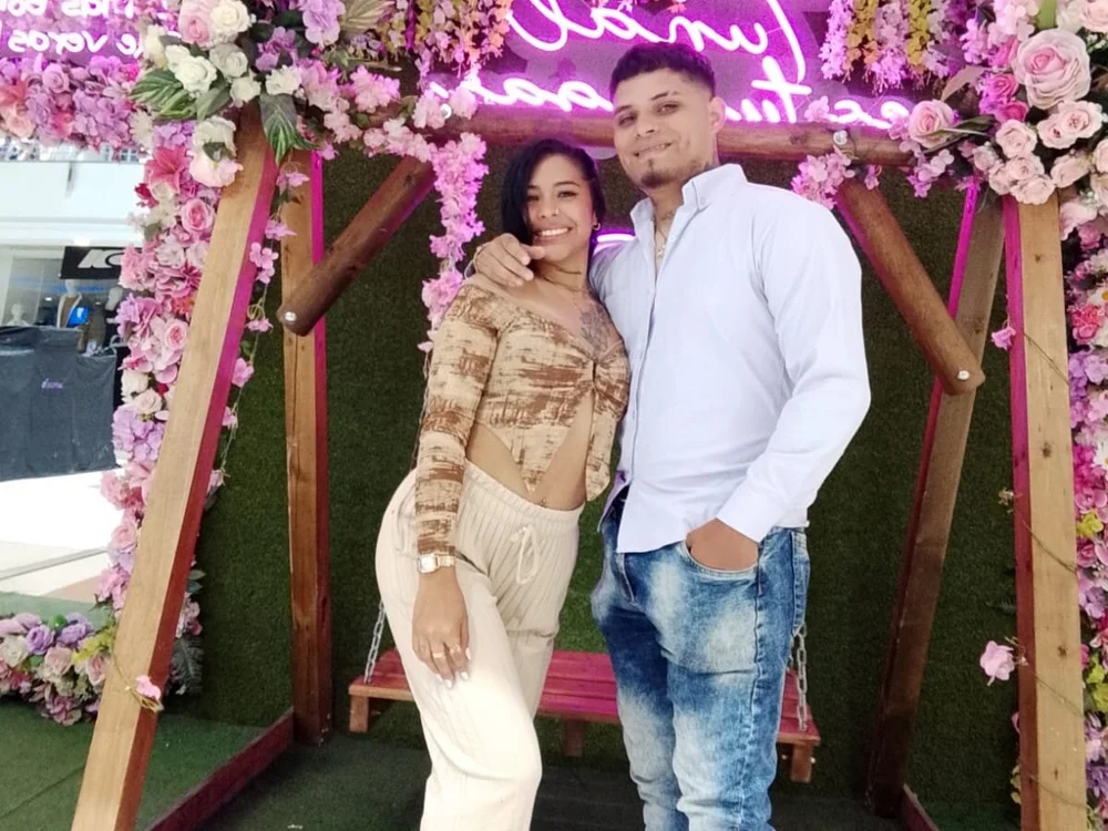 MelissaandZeuss2's Offline XXX Chat