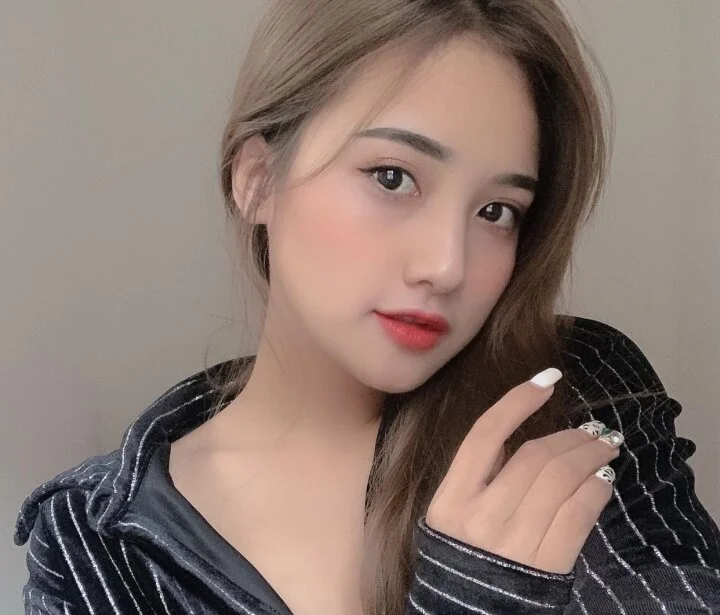 Athena20001 Adlı Modelin Çevrimdışı XXX Sohbeti