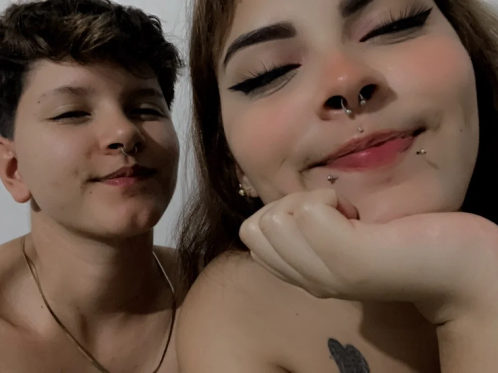 Camiandsophiefox's Offline XXX Chat