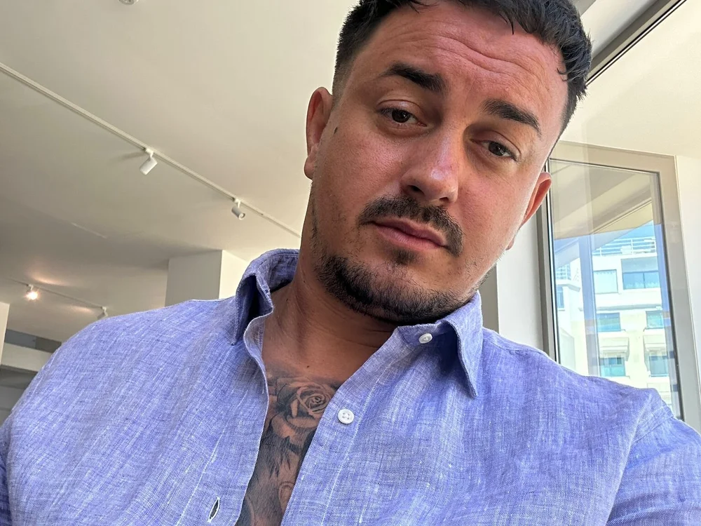 LuckyLuciano1's Offline XXX Chat