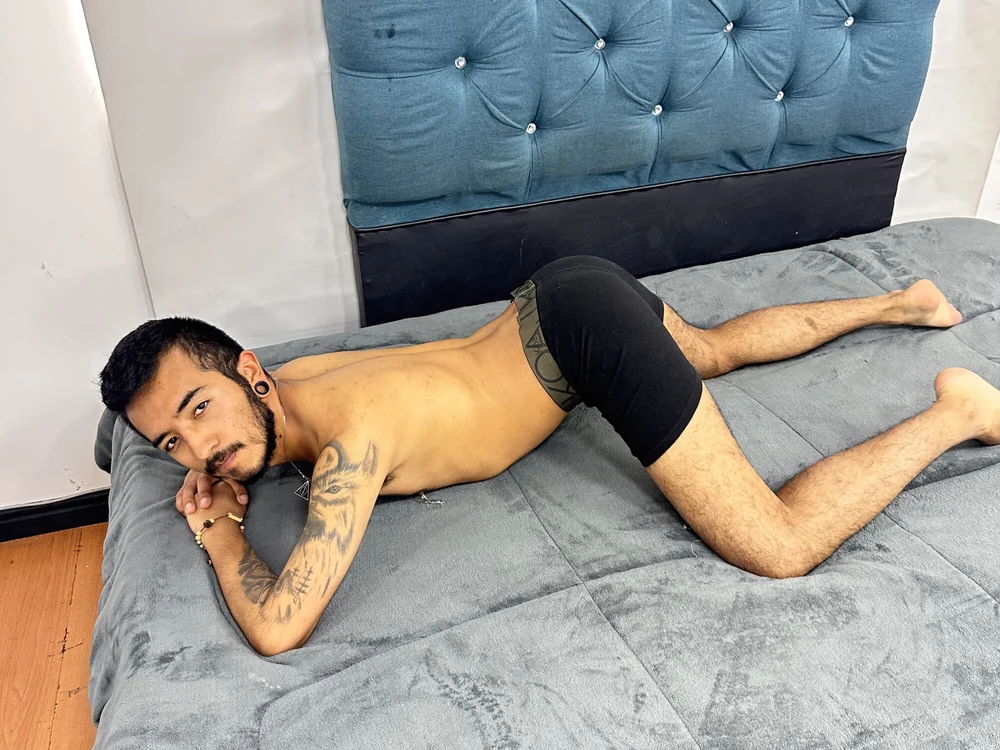 cesarreyes2025's Offline Chat Room