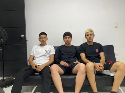 3hornys-straights – Offline XXX chat