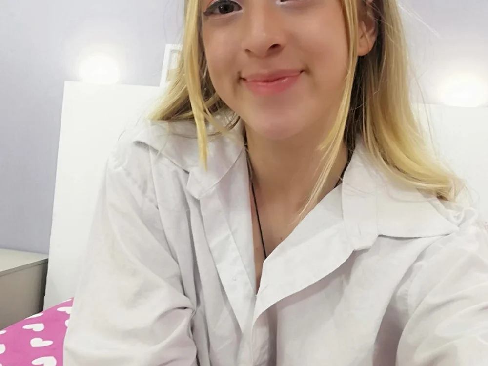annie_blush2's Offline Chat Room