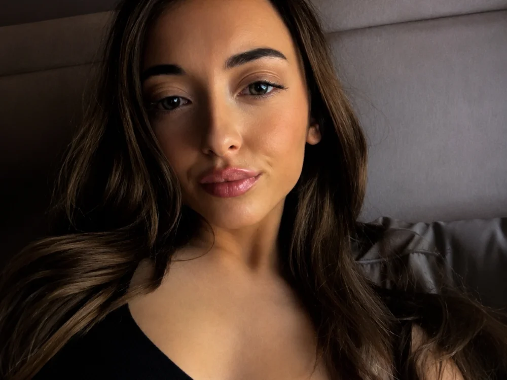LILLEONNA_XOX's Offline Chat Room