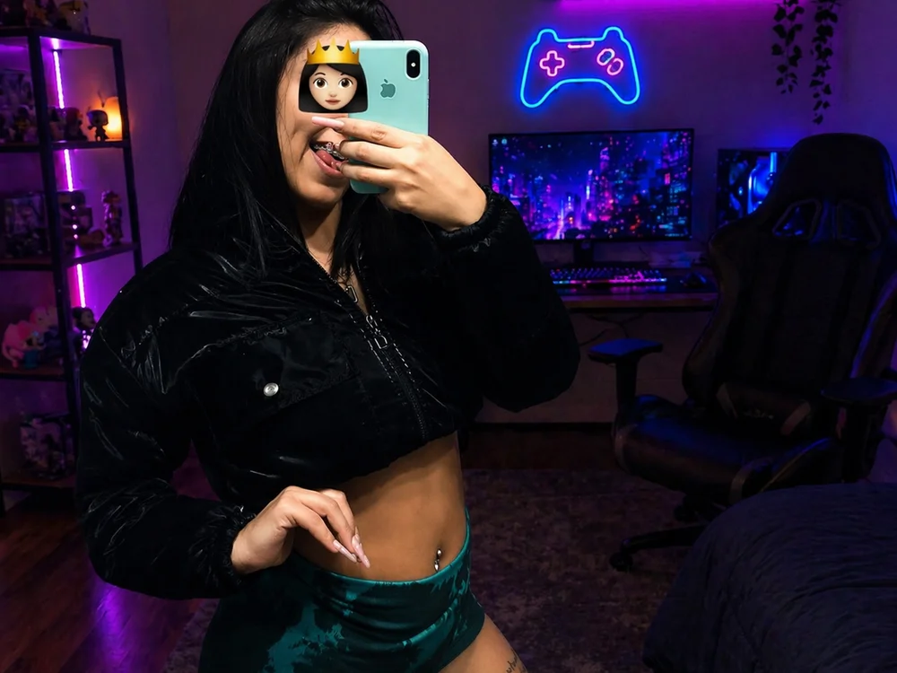 Mia_melanox's most recent online preview