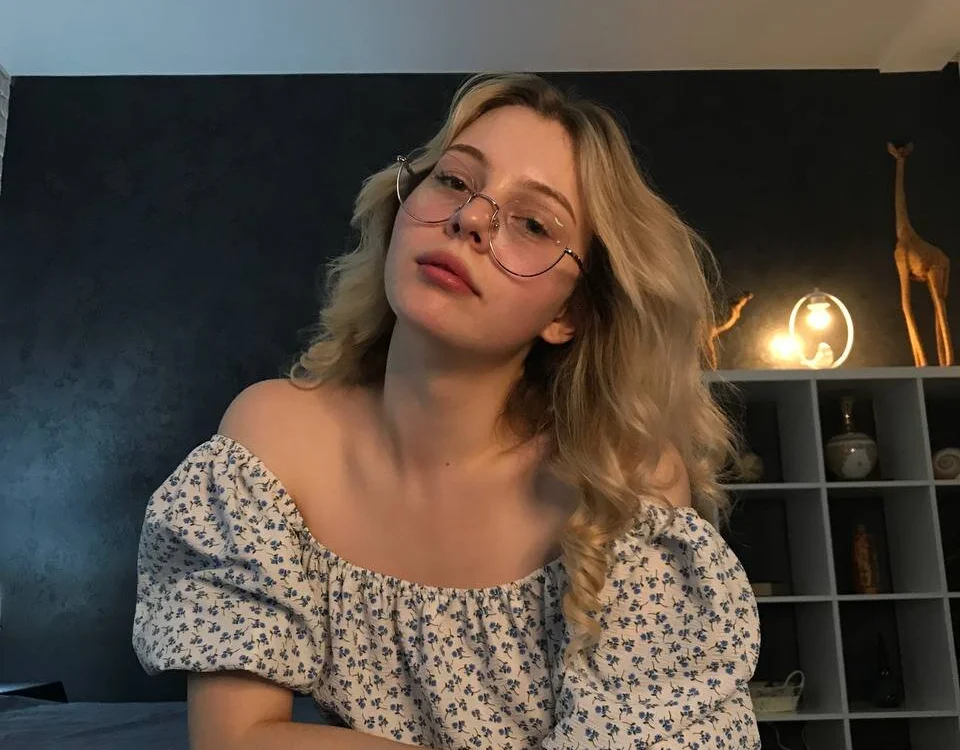 Ellizabeth7's Offline Chat Room