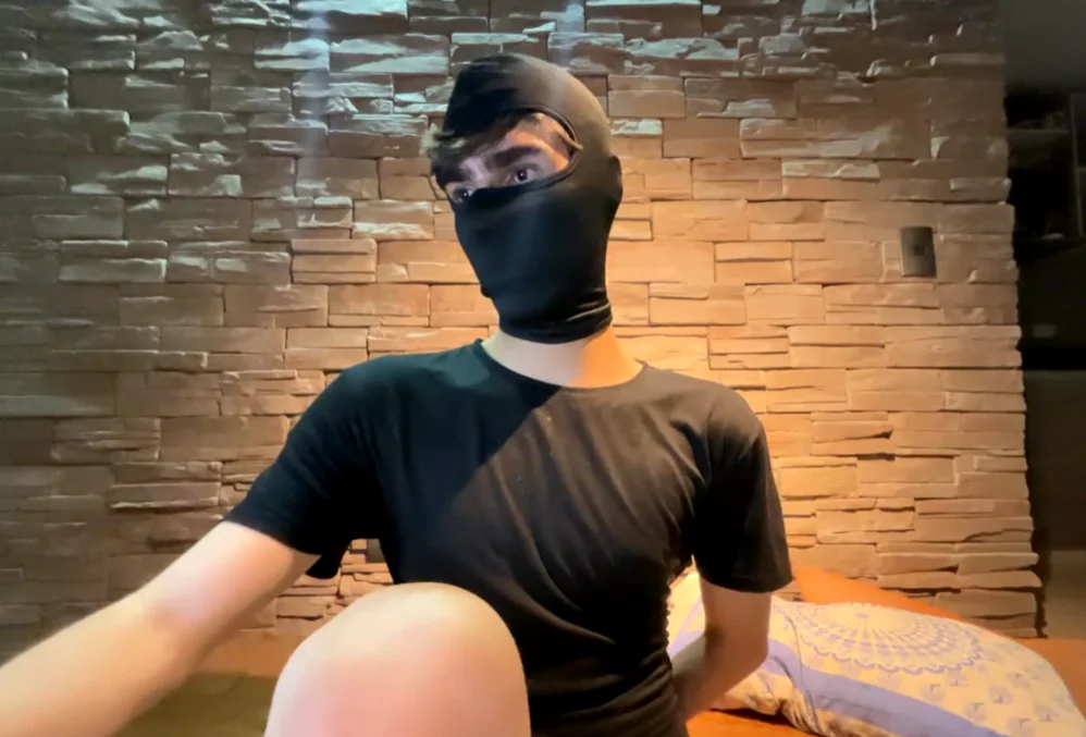 Masked_Gaze's Offline Chat Room