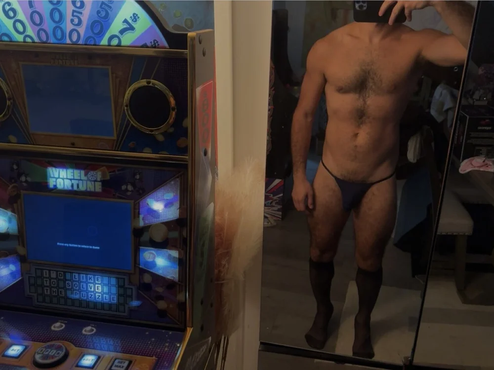 Hungandtight21's Offline Chat Room